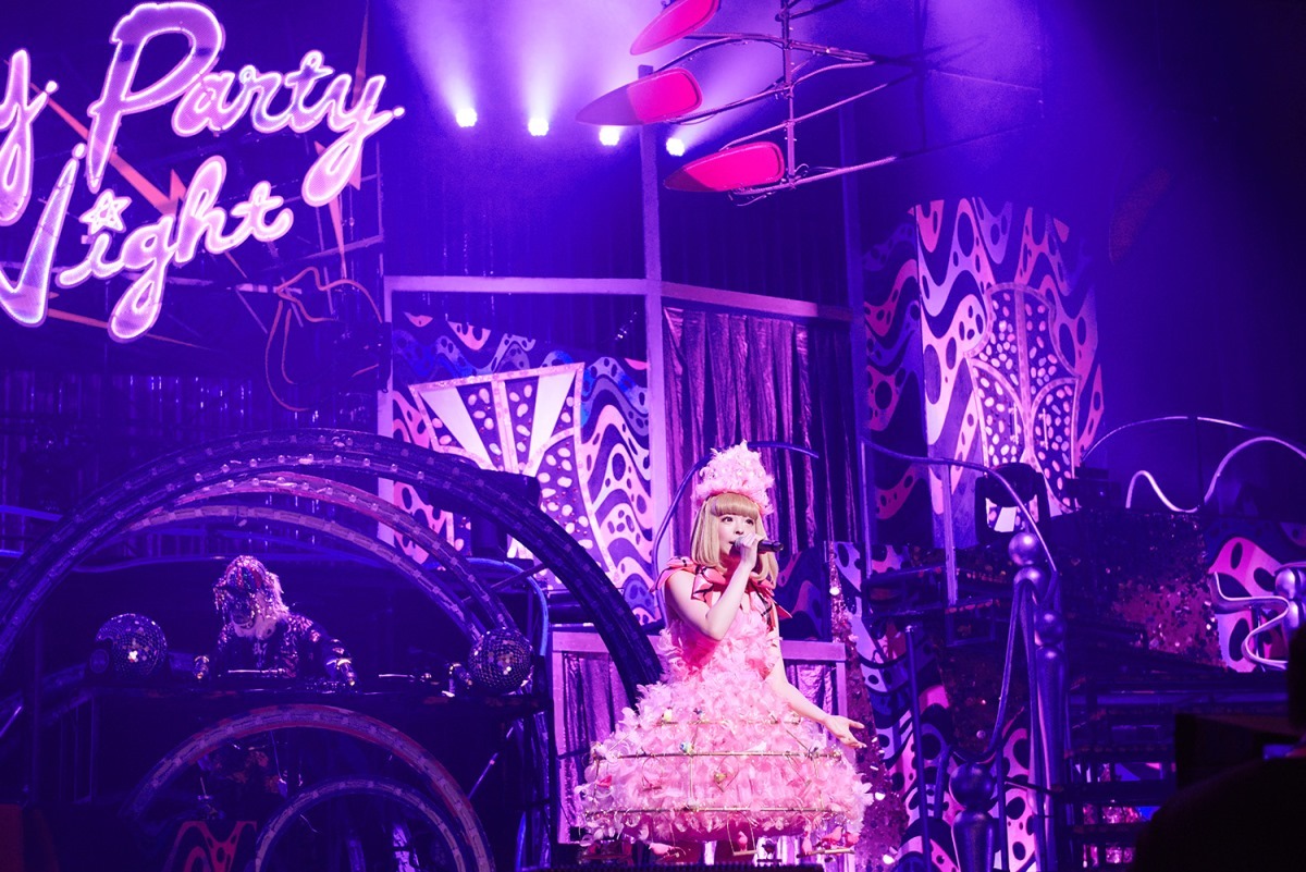 「きゃりーぱみゅぱみゅ JAPAN HALL TOUR『Crazy Party Night 2015』」東京国際フォーラム ホールA公演の様子。 （撮影：佐藤勲）