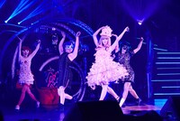 「きゃりーぱみゅぱみゅ JAPAN HALL TOUR『Crazy Party Night 2015』」東京国際フォーラム ホールA公演の様子。 （撮影：佐藤勲）