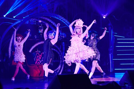 「きゃりーぱみゅぱみゅ JAPAN HALL TOUR『Crazy Party Night 2015』」東京国際フォーラム ホールA公演の様子。 （撮影：佐藤勲）