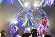 「きゃりーぱみゅぱみゅ JAPAN HALL TOUR『Crazy Party Night 2015』」東京国際フォーラム ホールA公演の様子。 （撮影：佐藤勲）