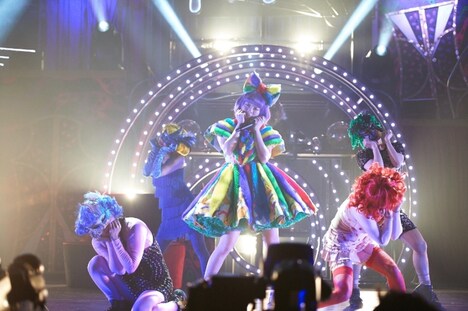 「きゃりーぱみゅぱみゅ JAPAN HALL TOUR『Crazy Party Night 2015』」東京国際フォーラム ホールA公演の様子。 （撮影：佐藤勲）