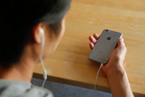 篠崎愛「LISTEN TO AI SHINOZAKI──私を、聴いて。」再生中のイメージ。