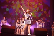 「アップアップガールズ（仮）ライブハウスツアー2015 ハイスパート RAVE FESTIVAL」ツアーファイナル第1部の様子。