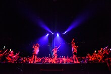 「アップアップガールズ（仮）ライブハウスツアー2015 ハイスパート RAVE FESTIVAL」ツアーファイナル第1部の様子。