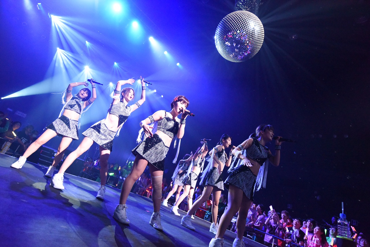 「アップアップガールズ（仮）ライブハウスツアー2015 ハイスパート RAVE FESTIVAL」ツアーファイナル第1部の様子。