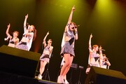 「アップアップガールズ（仮）ライブハウスツアー2015 ハイスパート RAVE FESTIVAL」ツアーファイナル第1部の様子。