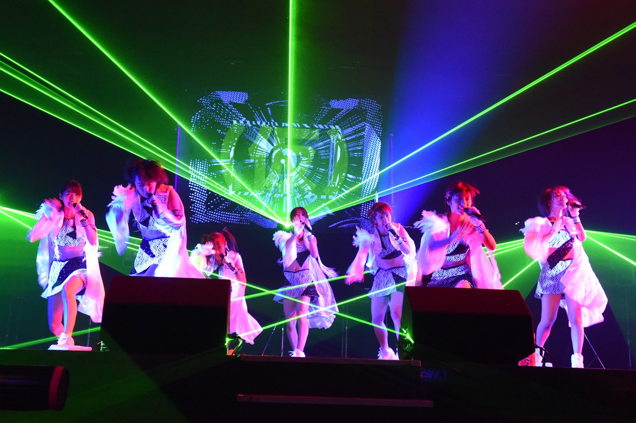 「アップアップガールズ（仮）ライブハウスツアー2015 ハイスパート RAVE FESTIVAL」ツアーファイナル第1部の様子。