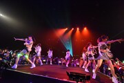 「アップアップガールズ（仮）ライブハウスツアー2015 ハイスパート RAVE FESTIVAL」ツアーファイナル第1部の様子。