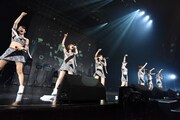 「アップアップガールズ（仮）ライブハウスツアー2015 ハイスパート RAVE FESTIVAL」ツアーファイナル第1部の様子。