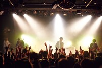 フルカワユタカ「無限大ダンスタイム EAST & WEST」LIQUIDROOM公演の様子。（撮影：中野修也）