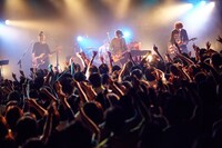 フルカワユタカ「無限大ダンスタイム EAST & WEST」LIQUIDROOM公演の様子。（撮影：中野修也）