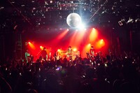 フルカワユタカ「無限大ダンスタイム EAST & WEST」LIQUIDROOM公演の様子。（撮影：中野修也）