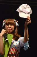 「ガールズトークは永遠に！」オリジナルキャップを紹介する木村ミサ（むすびズム）。