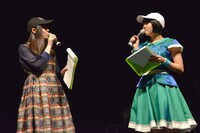 色違いでおそろいのキャップをかぶった南波志帆（左）とMegu（右）。