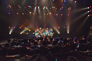 ラインダンスするNegicco、南波志帆、木村ミサ（むすびズム）、観客。