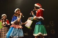 クリスマスプレゼントはカレーライスが欲しいというMegu（右）に「買ってあげる！」と観客から声が飛び、負けじと「私が買ってあげる！」と詰め寄る木村ミサ（中央）。