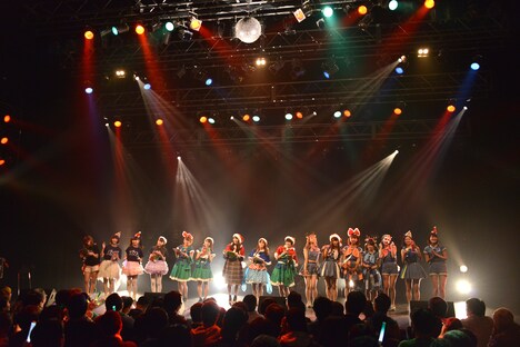 クリスマスメドレーを歌う「ガールズトークは永遠に！」全出演者。