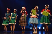 クリスマスメドレーを歌うNegicco、南波志帆（中央）、木村ミサ（右から2番目）。