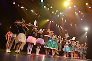 全員で挨拶する「ガールズトークは永遠に！」全出演者。