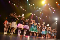 全員で挨拶する「ガールズトークは永遠に！」全出演者。