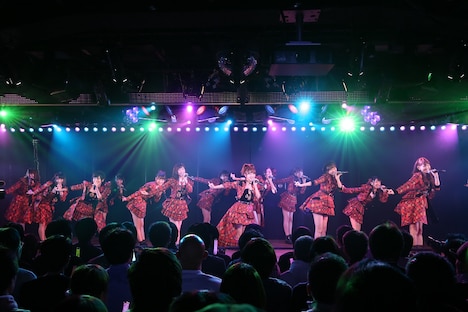 12月8日にAKB48劇場にて行われたライブイベント「AKB48劇場10周年特別記念公演」の様子。(c)AKS