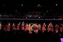 12月8日にAKB48劇場にて行われたライブイベント「AKB48劇場10周年特別記念公演」の様子。(c)AKS
