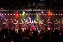 12月8日にAKB48劇場にて行われたライブイベント「AKB48劇場10周年特別記念公演」の様子。(c)AKS