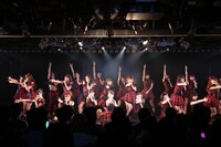 12月8日にAKB48劇場にて行われたライブイベント「AKB48劇場10周年特別記念公演」の様子。(c)AKS