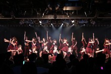 12月8日にAKB48劇場にて行われたライブイベント「AKB48劇場10周年特別記念公演」の様子。(c)AKS