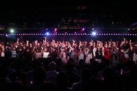 12月8日にAKB48劇場にて行われたライブイベント「AKB48劇場10周年特別記念公演」の様子。(c)AKS