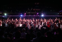 12月8日にAKB48劇場にて行われたライブイベント「AKB48劇場10周年特別記念公演」の様子。(c)AKS