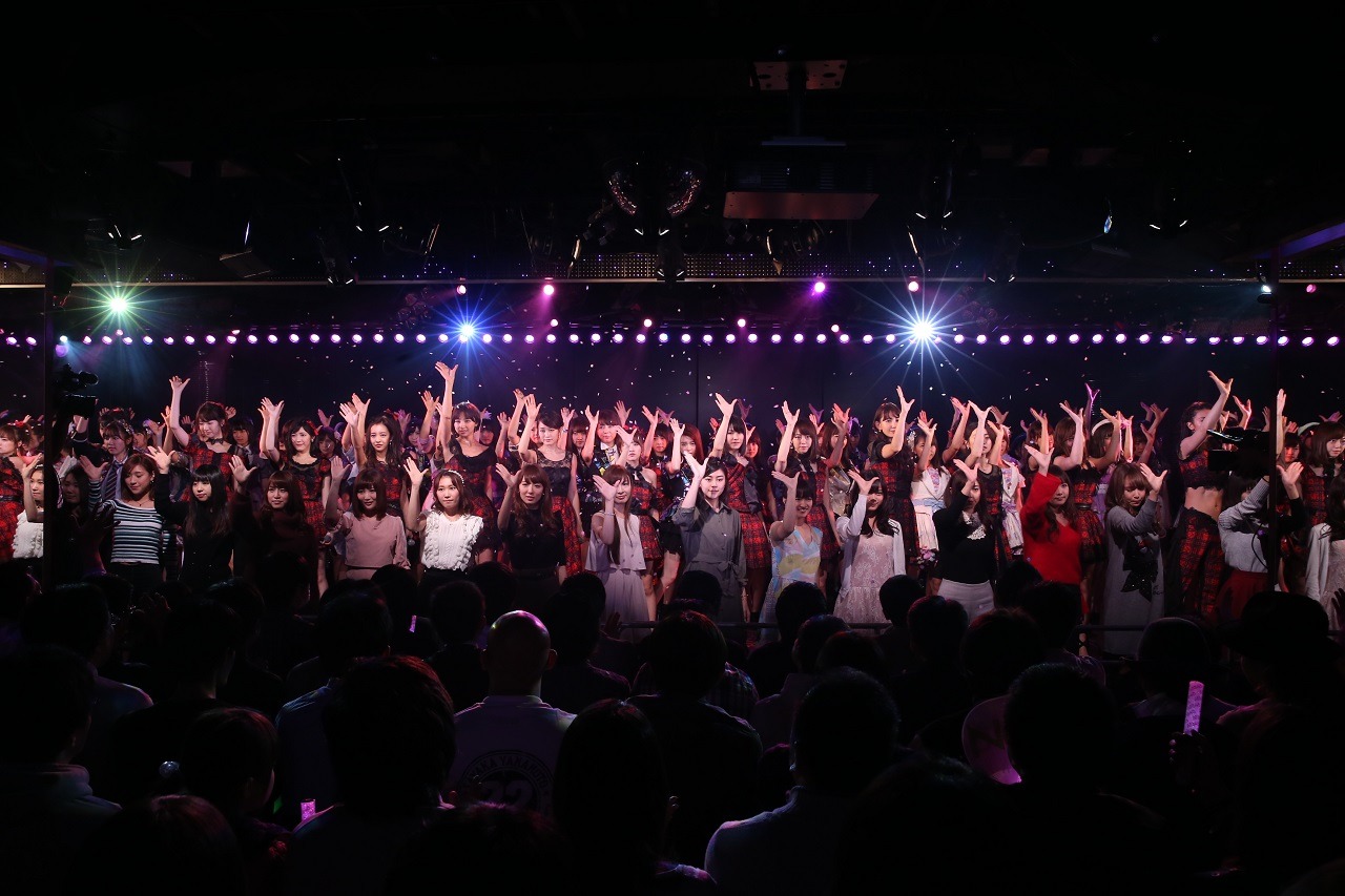 12月8日にAKB48劇場にて行われたライブイベント「AKB48劇場10周年特別記念公演」の様子。(c)AKS