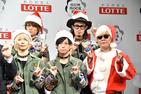 Thinkng dogsとサイモン利根川（写真右端）。