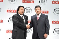 左から長州力、藤波辰爾。
