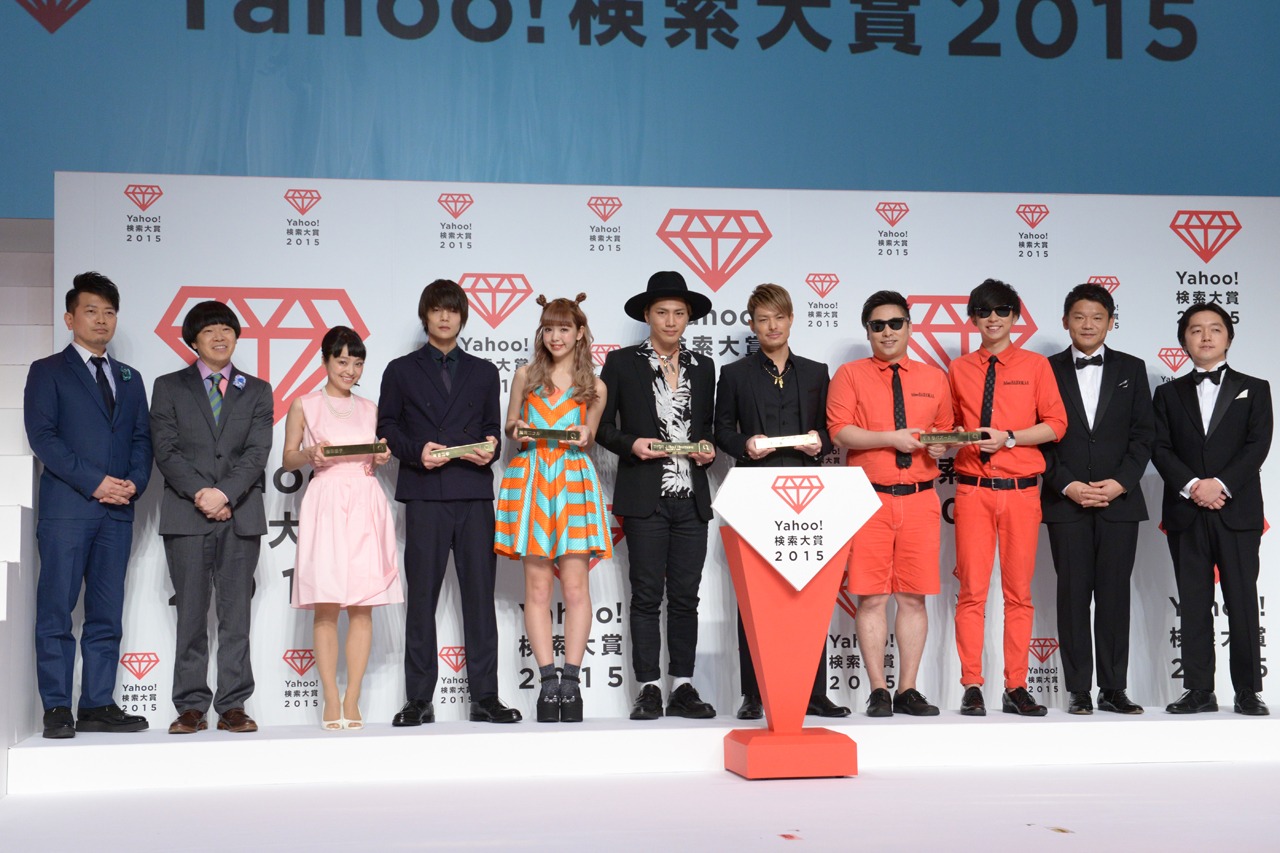 「Yahoo!検索大賞 2015」パーソンカテゴリー受賞者と雨上がり決死隊（左）、宮澤弦ヤフー株式会社執行役員メディアカンパニー長（右）、宮坂学ヤフー株式会社代表取締役社長CEO（右から2番目）。