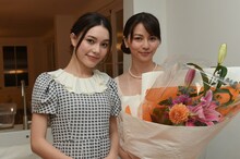 左より安田レイ、香里奈。