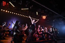 12月8日にAKB48劇場にて行われたライブイベント「AKB48劇場10周年特別記念公演」の様子。(c)AKS