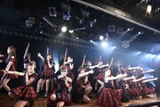12月8日にAKB48劇場にて行われたライブイベント「AKB48劇場10周年特別記念公演」の様子。(c)AKS