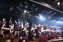 12月8日にAKB48劇場にて行われたライブイベント「AKB48劇場10周年特別記念公演」の様子。(c)AKS