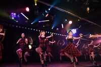 12月8日にAKB48劇場にて行われたライブイベント「AKB48劇場10周年特別記念公演」の様子。(c)AKS