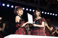 左から高橋みなみ、横山由依。(c)AKS