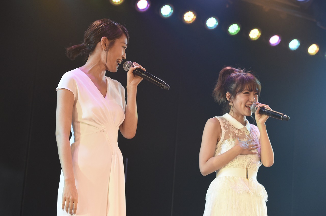 左から前田敦子、高橋みなみ。(c)AKS