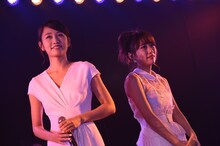 左から前田敦子、高橋みなみ。(c)AKS