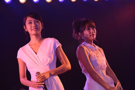 左から前田敦子、高橋みなみ。(c)AKS