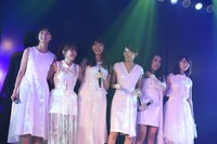 12月8日にAKB48劇場にて行われたライブイベント「AKB48劇場10周年特別記念公演」の様子。(c)AKS