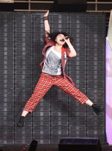 終演後「ひゃっほーい！」と跳びはねる鞘師里保。