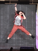 終演後「ひゃっほーい!」と跳びはねる鞘師里保。