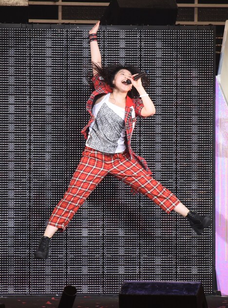 終演後「ひゃっほーい!」と跳びはねる鞘師里保。