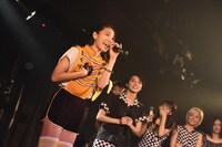 モノマネを披露する坪根ありさ。