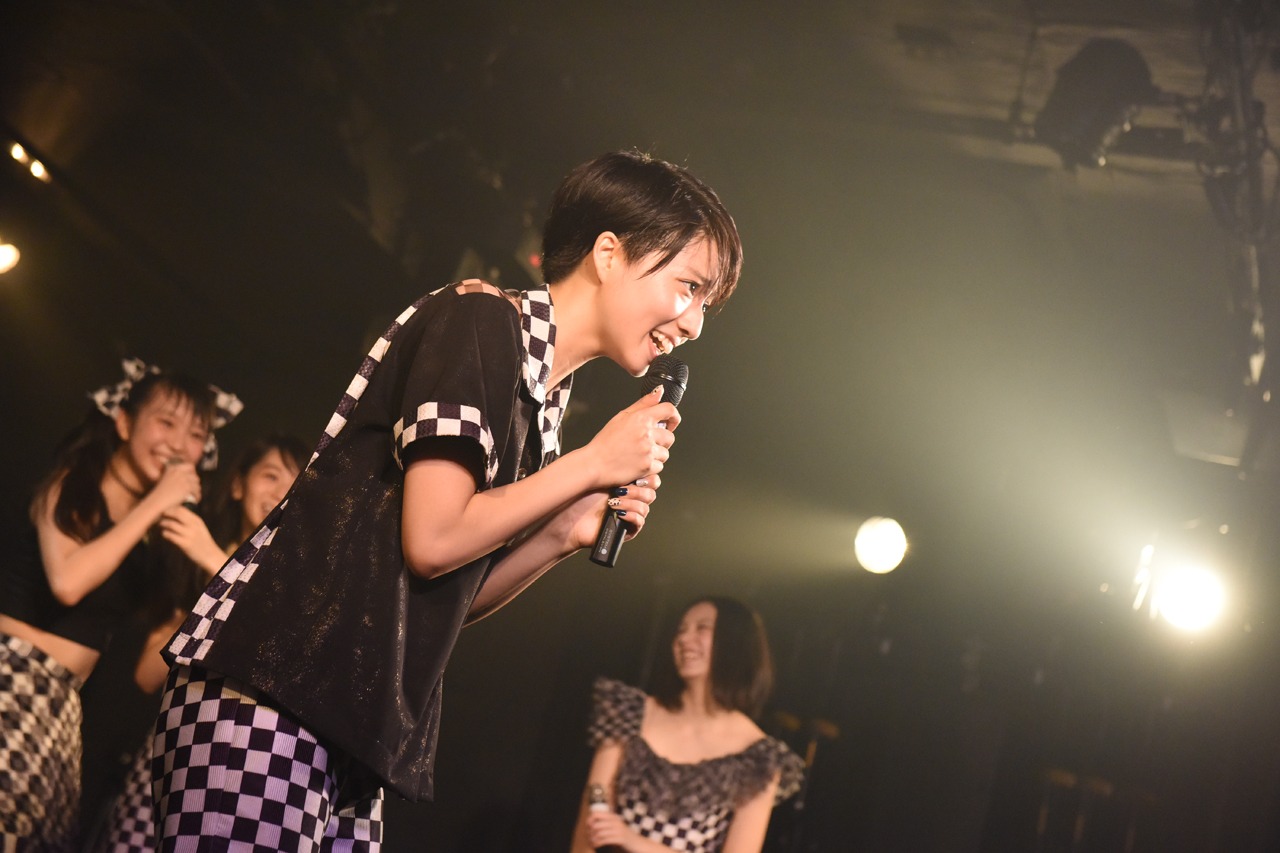 モノマネを披露する高見奈央。